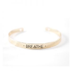 Bracelet citation doré Breathe non porté